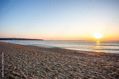 Strand am Schwarzen Meer im Sonnenaufgang