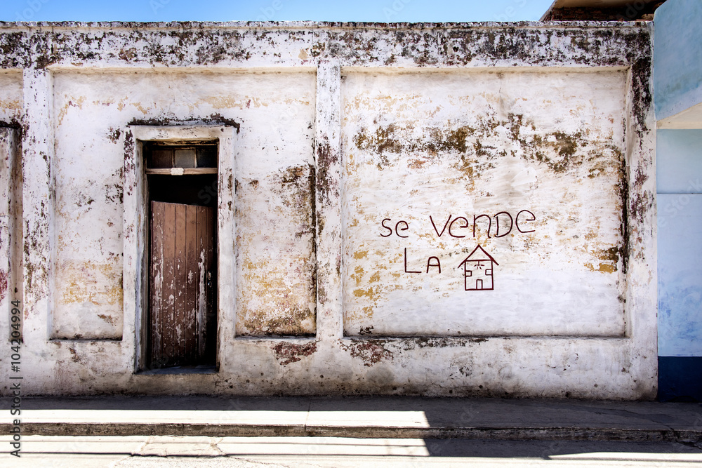 Kuba, Trinidad: Traditionelles Haus im Zentrum der kubanischen Kleinstadt mit Hinweis 'zu verkaufen' an der Außenwand - Konzept Immobilie Handel Verkauf Angebot Eigentum