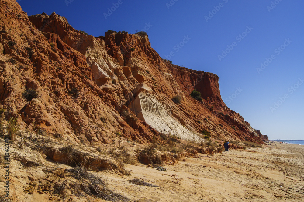 Rote Felsen am Strand der Algarveküste in Portugal 