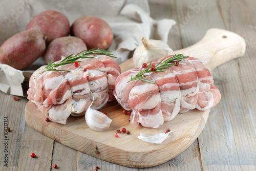 arrostini crudi ripieni su tagliere