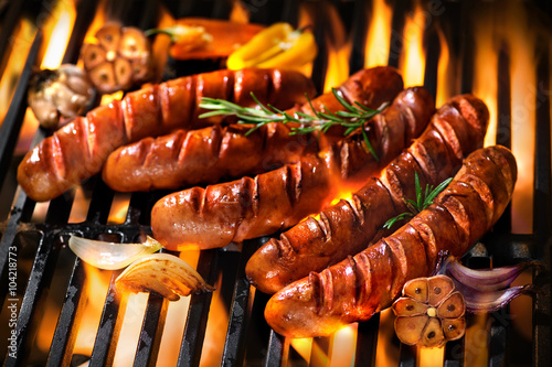 Canvastavla Sausages on the barbecue grill with flames