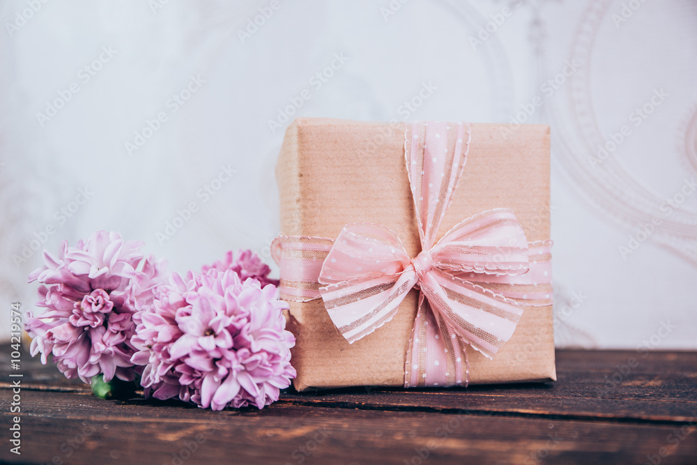 Ein schönes Geschenk mit Blumen Ein schönes Geschenk mit Blumen