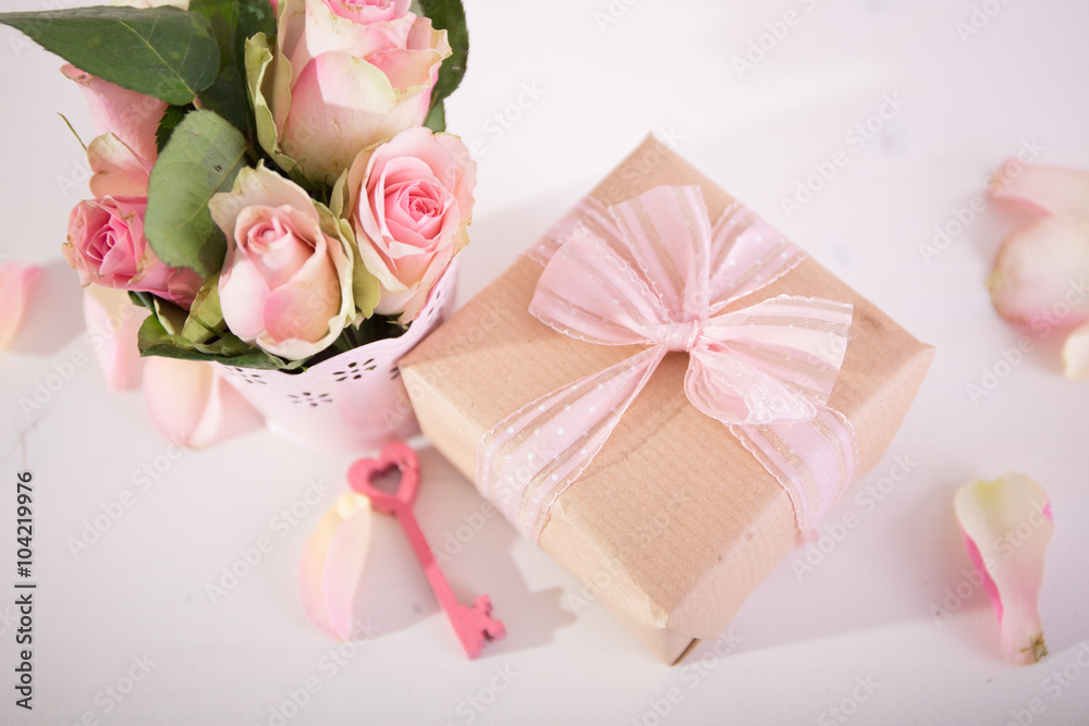 Ein schönes Geschenk mit Blumen Ein schönes Geschenk mit Blumen