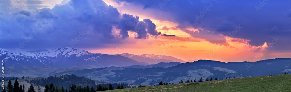 Obraz premium Sunny spring evening. April mountain sunset in Carpathians