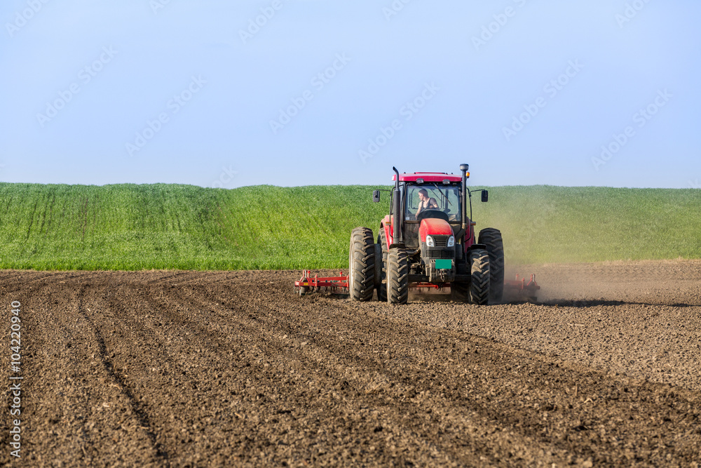 Fototapeta Rolnik uprawiający grunty orne przed siewem