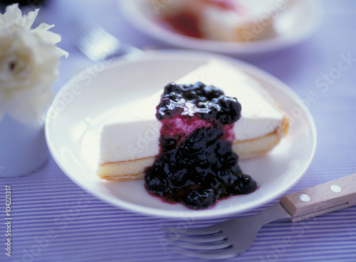 ブルーベリーソースのレアチーズケーキ