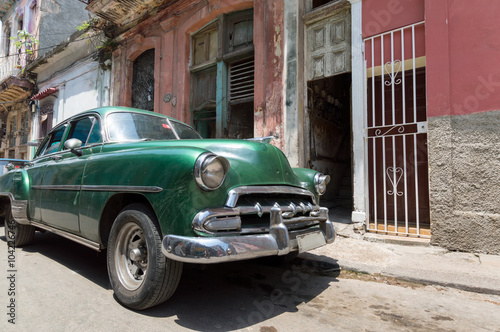 Green american car in Old Havana, Cuba © Roberto Lusso