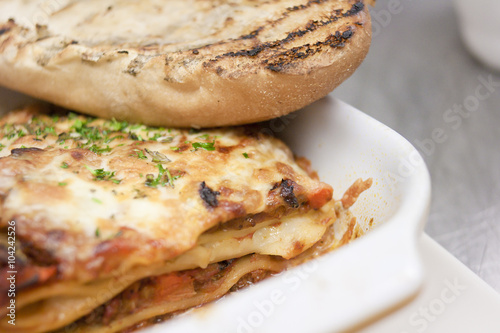 Fotografie closeup of homestyle lasagna dish