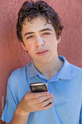Foto sad teenager on phone