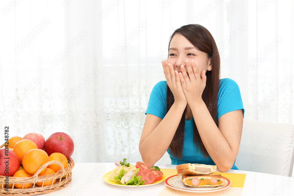 食事を楽しむ女性