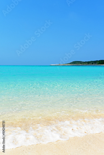 沖縄の美しいビーチとさわやかな空 © Liza5450