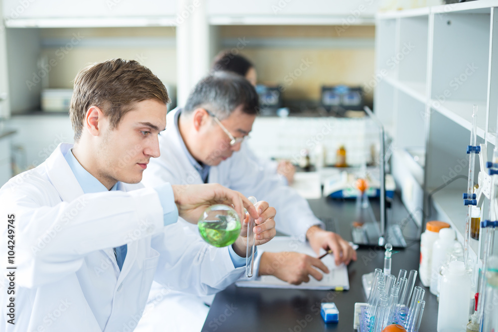 Obraz premium people doing chemical experiment in modern lab