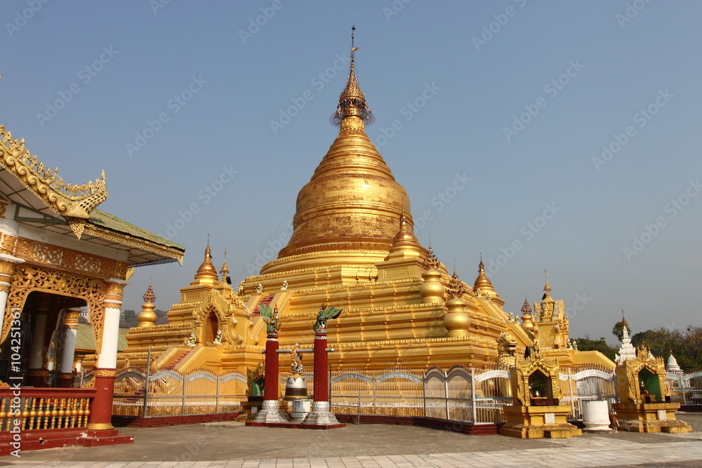 Fototapeta premium Sanda Muni pagoda in Mandalay, Myanmar