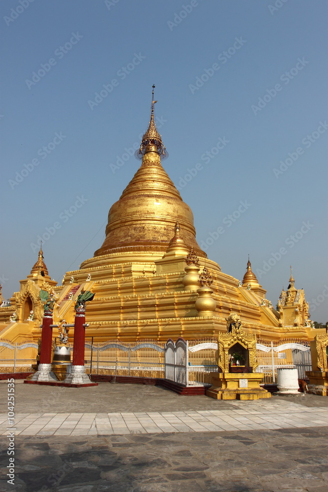 Fototapeta premium Sanda Muni pagoda in Mandalay, Myanmar
