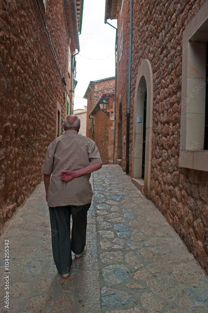 Maiorca, Isole Baleari, Spagna: un signore anziano nel centro di Fornalutx, un villaggio di montagna nel distretto di Soller, 13 giugno 2012