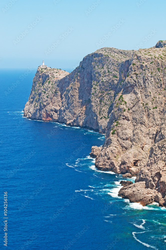 Mallorca, Isole Baleari, Spagna: il faro di Cap de Formentor, il più alto delle isole Baleari con un'altezza focale di 210 metri sul livello del mare, 9 giugno 2012