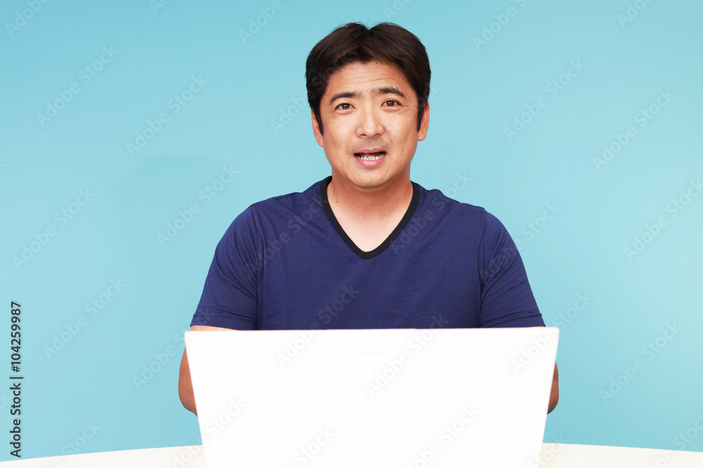 パソコンを楽しむ男性