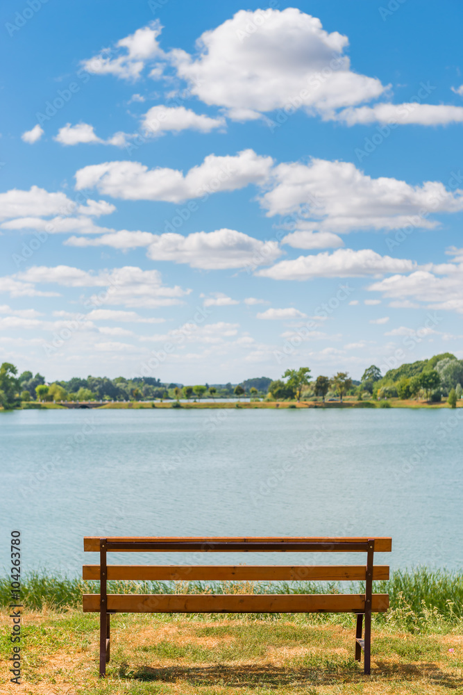 Photo empty bench on the lake in summer day