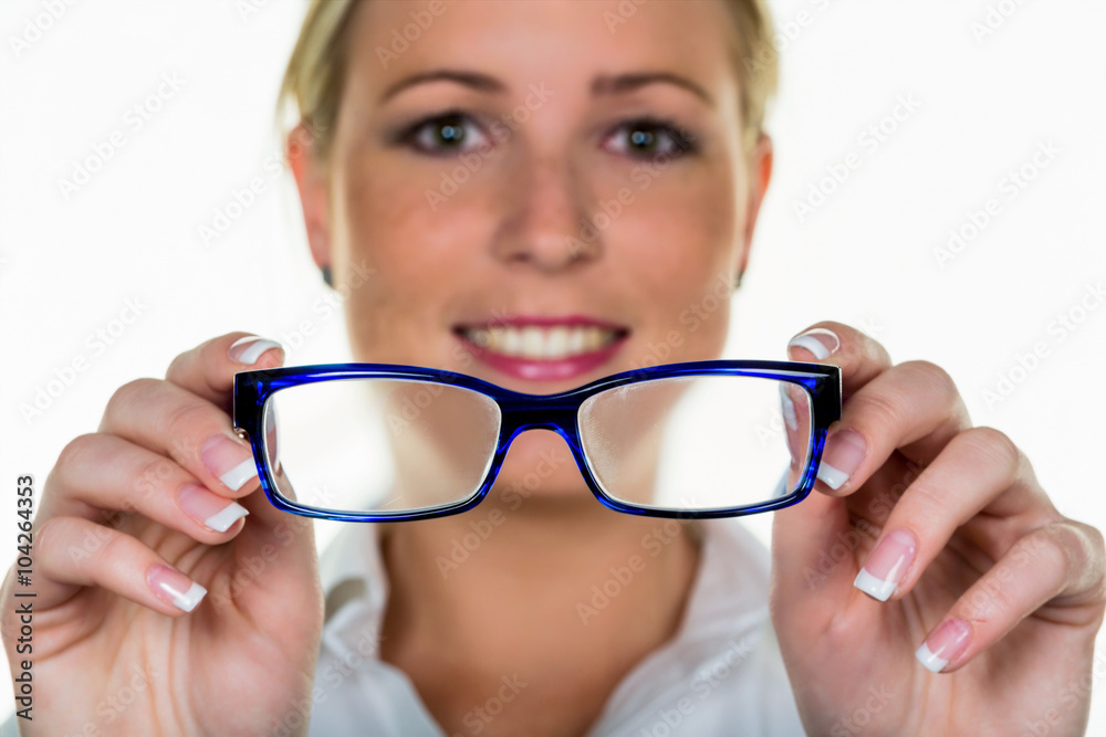 Frau hält eine Brille Frau hält eine Brille