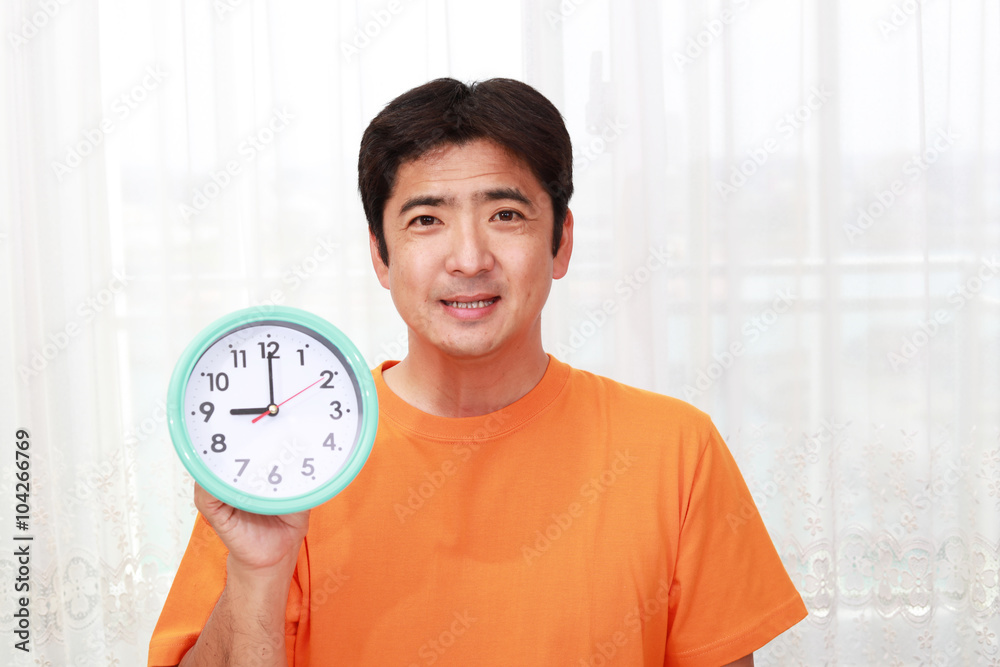 時計を持つ笑顔の男性