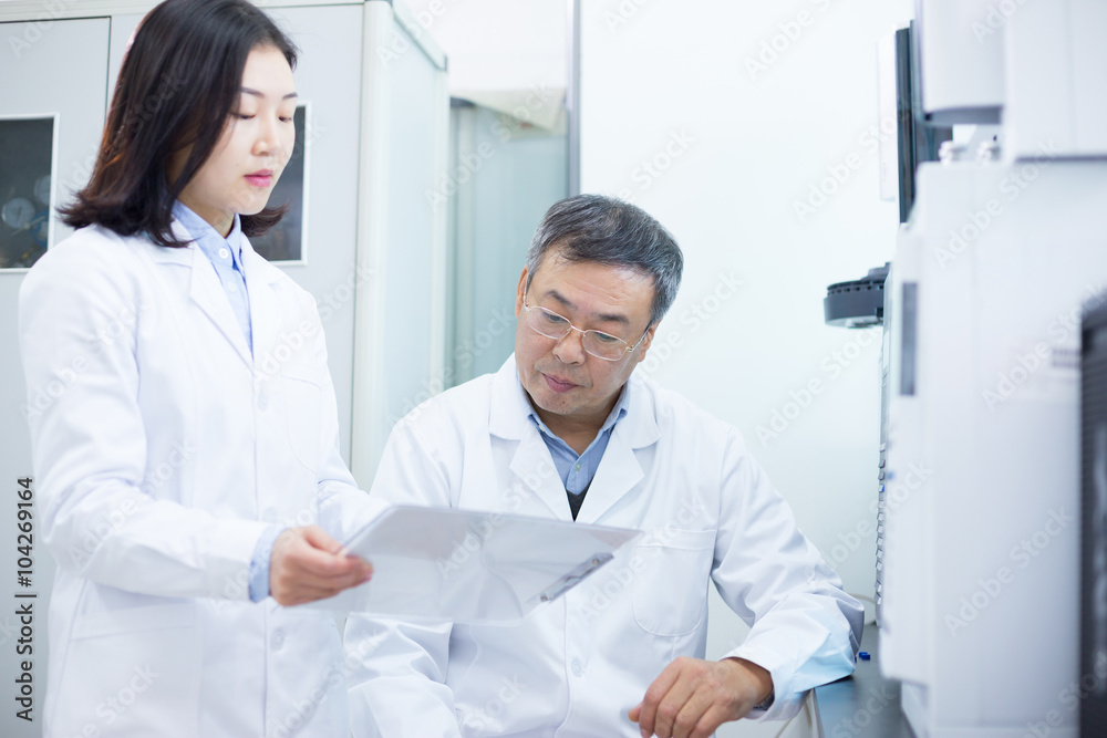 people analysis experimental data in computer in lab