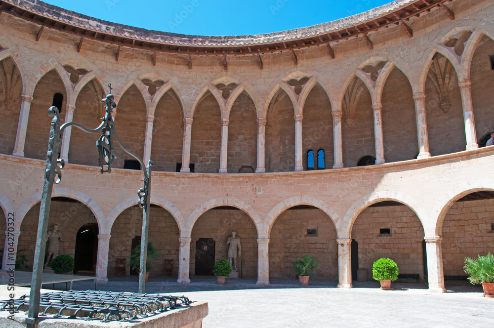 Mallorca, Isole Baleari, Spagna: archi e cortile interno del Castello di Bellver, uno dei pochi castelli a pianta circolare in Europa