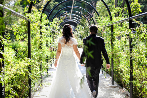 Pareja de novios recien casados agarrados de la mano photo