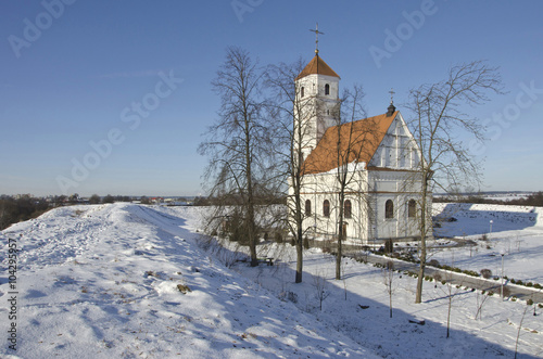 Belarus, Zaslavl: Spaso-Preobrazhensky orthodox church and ancient shaft.