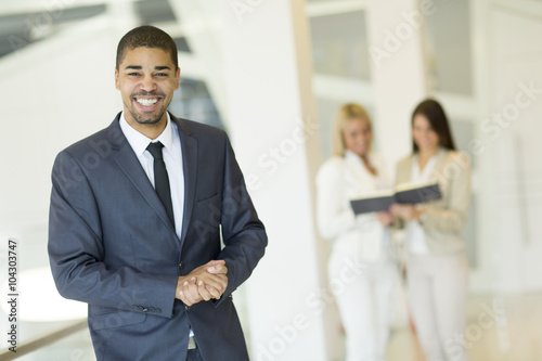 Young multiracial people wo...