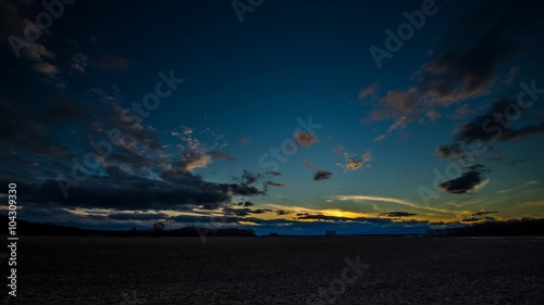 feld bei sonnenuntergang mit wolken zeitraffer