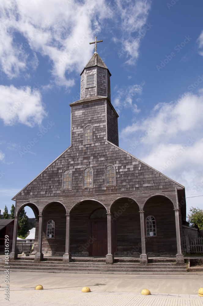 Antigua iglesia de madera en la Isla Grande de Chiloé, Chile
