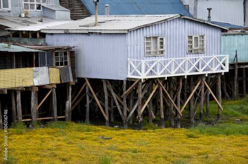 Palafitos de madera sobre el mar en Castro, Isla Grande de Chiloé, Chile