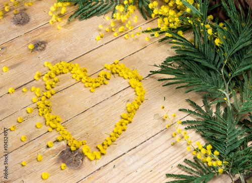 Декоративная композиция из мимозы в форме сердца к Международному женскому дню и Пасхе