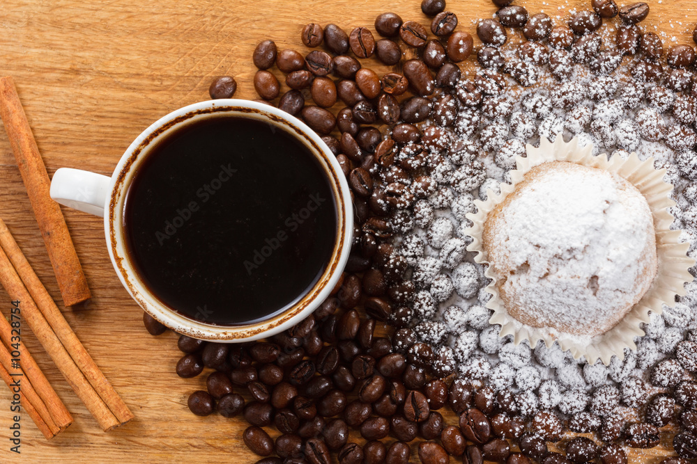 Naklejka premium Sweet muffin and coffee. Overhead view