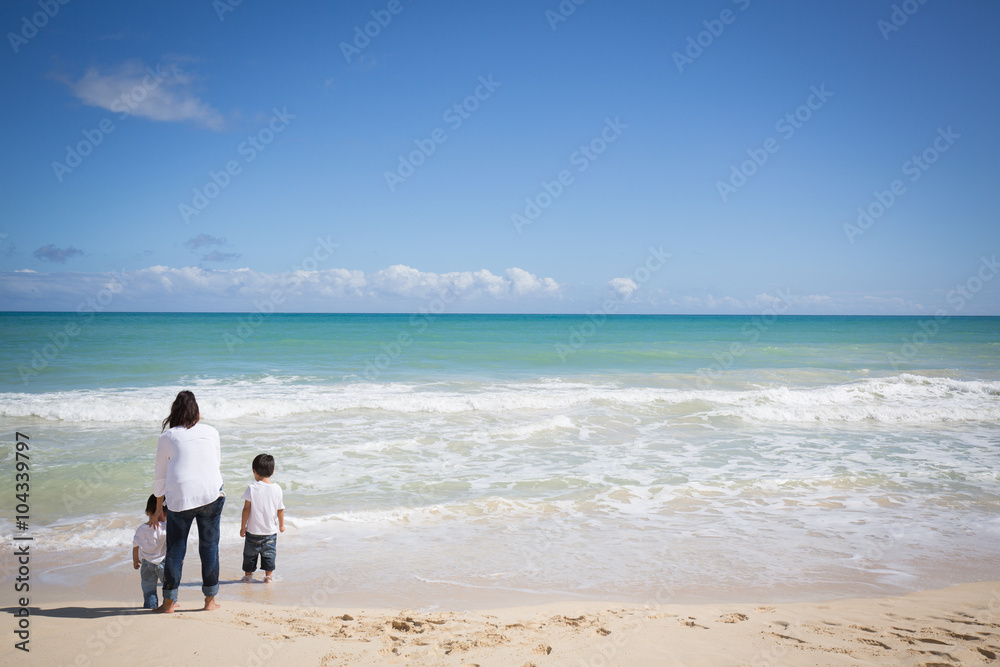 海辺の親子三人