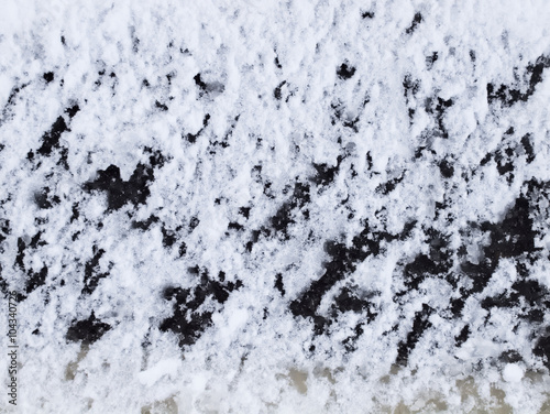 アスファルトの上の雪 © hoshi