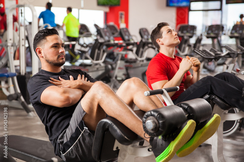 Men doing crunches in a gym © AntonioDiaz