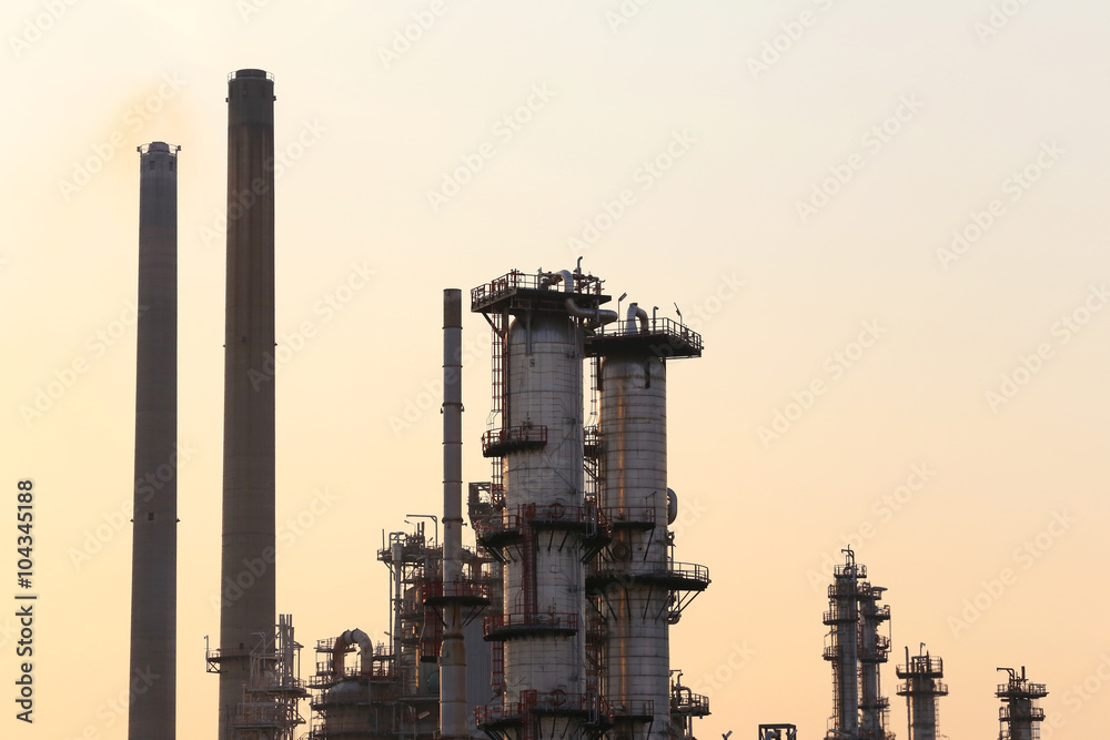 Fototapeta premium Oil refinery in the evening.