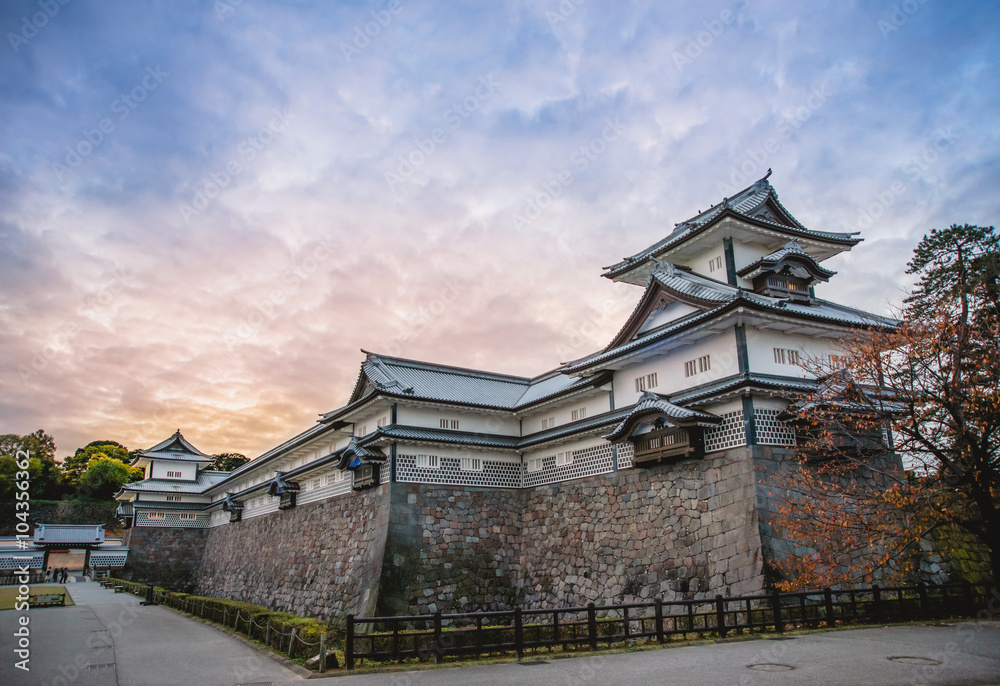 夕暮れの金沢城