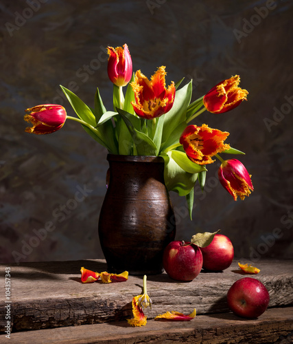 Fototapeta Naklejka Na Ścianę i Meble -  Beautiful tulips and red apples