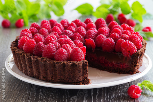 Fotografia Chocolate tart with fresh raspberries.
