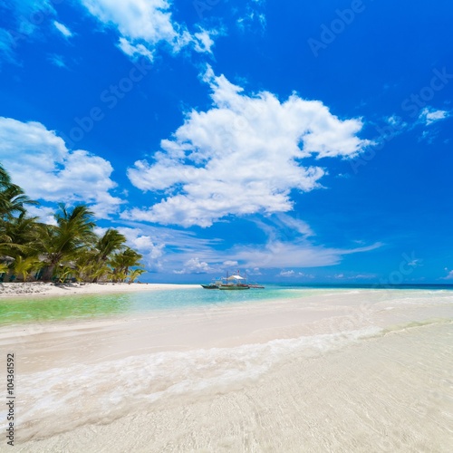 Fototapeta Naklejka Na Ścianę i Meble -  day tropical sea