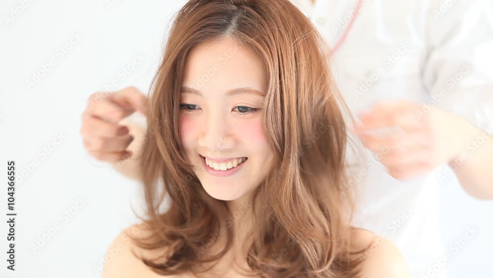 ヘアメイクされる女性 ヘアメイクされる女性