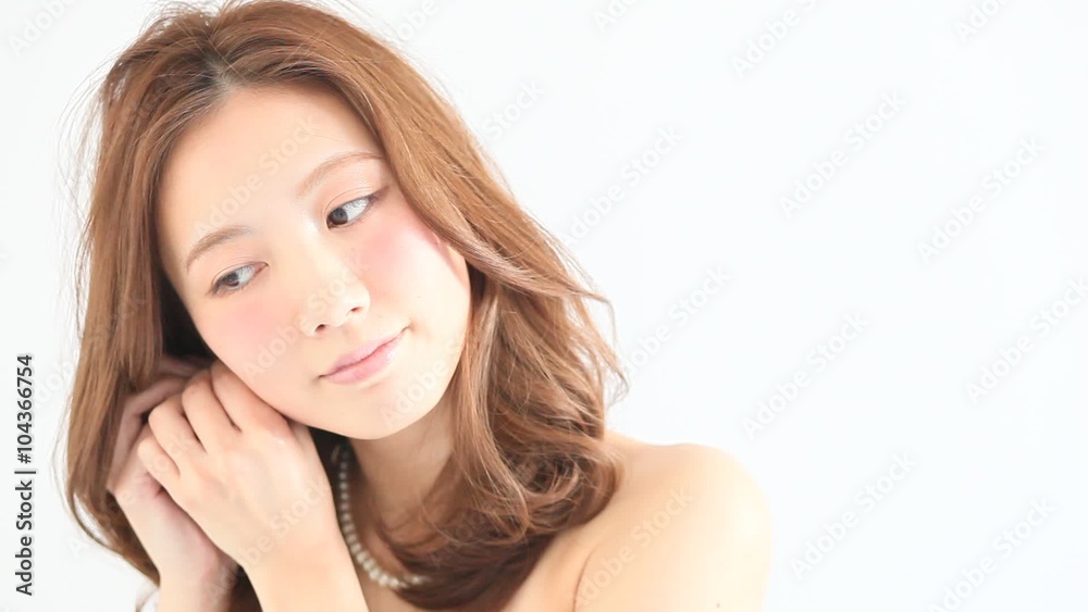 イヤリングをする女性 イヤリングをする女性