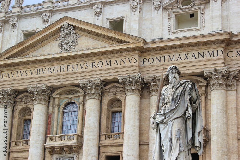 Die Statue vom Heiligen Paulus auf dem Petersplatz vor dem Petersdom (Vatikan)