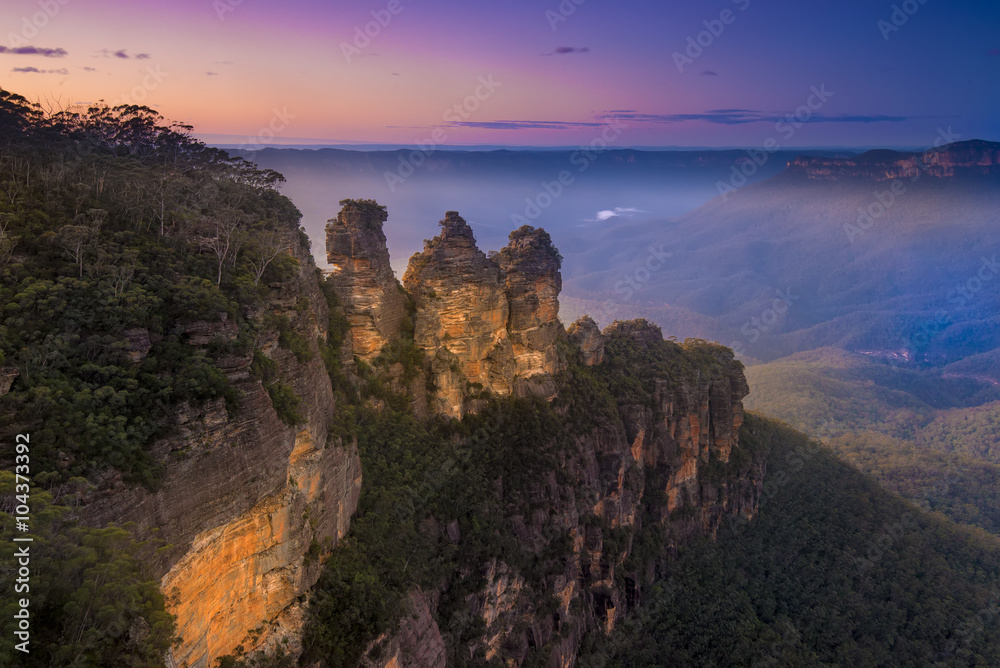 Fototapeta premium Wschód słońca nad trzema siostrami, Blue Mountains, NSW, Australia