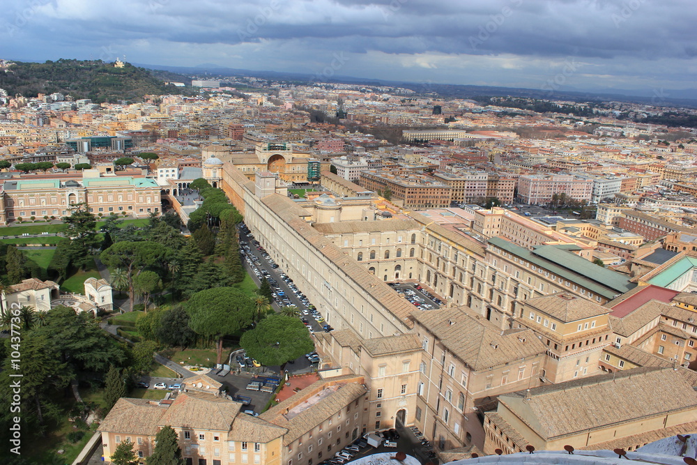 Vatikan: Die gigantischen Vatikanischen Museen vom Petersdom aus gesehen