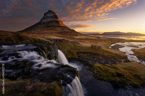 cascade et montagne Kirkjufell en islande