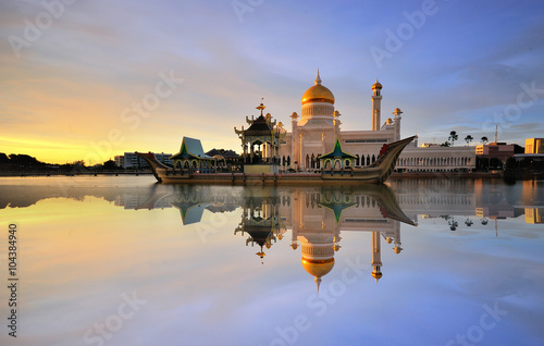 Fotografia Beautiful View of Sultan Omar Ali Saifudding Mosque, Bandar Seri Begawan, Brunei
