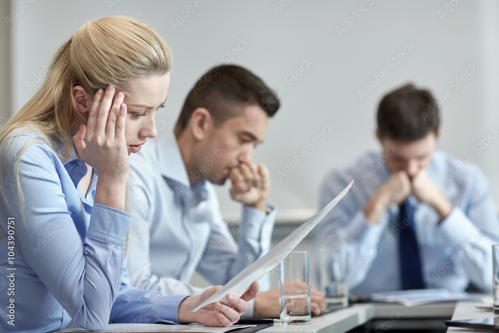 Fototapeta premium business people having problem in office